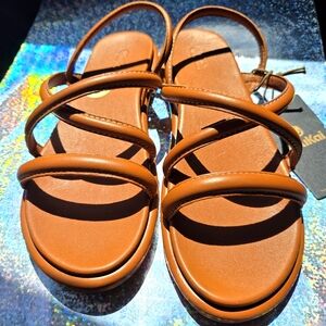 NWT $130 Olukai Women's Tiare Strappy Sandals, Full Grain Leather Size 9